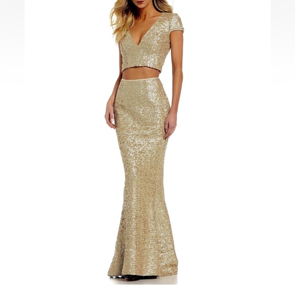 Dress the Population Dresses & Skirts - Dress the Population Cara Gold Sequin 2 Piece Crop Top/Gown. Size Medium 😆NEW!